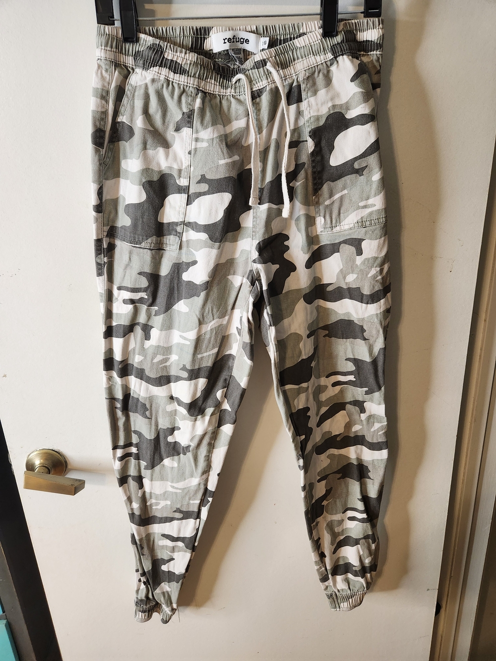 refuge Women's Camo Jogger Pants in Green & Gray
